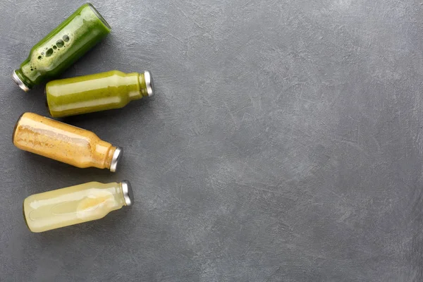 Detoks smoothies gri arka plan üzerinde cam şişelerde ürün yelpazesine.