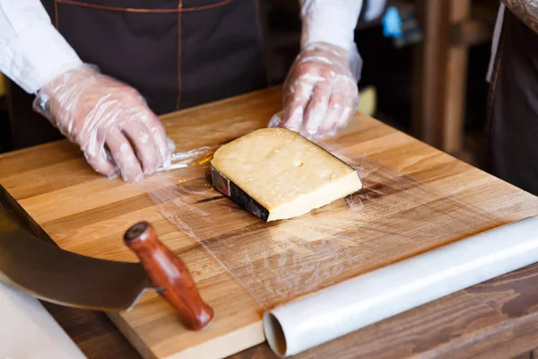 Tezgâhtar bir parça peynir kaydırma