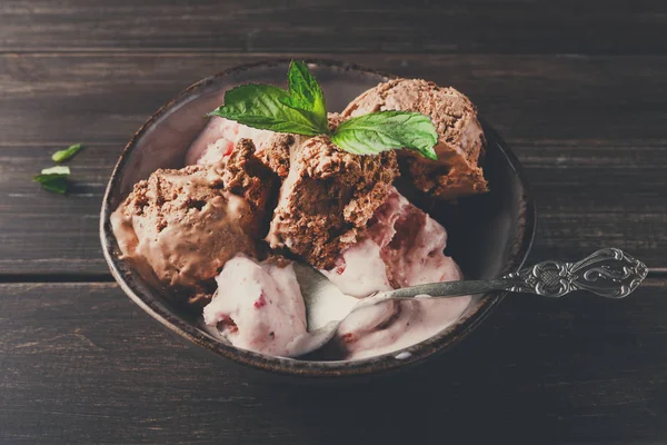 Porsiyon meyve ahşap üzerine dondurma kaşık toz