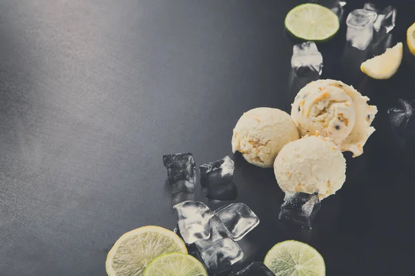 Siyah arka plan üzerine buzlu dondurma kaşık toz