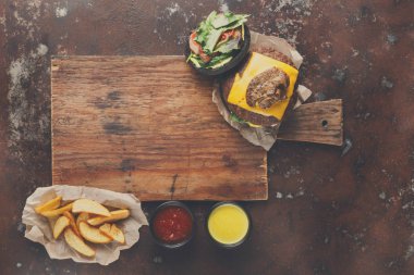 Hamburger menü ahşap tepsi kopya alanı üzerinde götürün