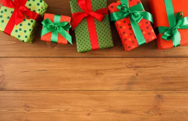 Ahşap arka plan üzerinde herhangi bir tatil için renkli mevcut kutuları