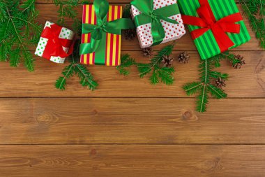 Ahşap arka plan üzerinde herhangi bir tatil için renkli mevcut kutuları