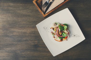 Salata sebze ve ahtapot top ile göster