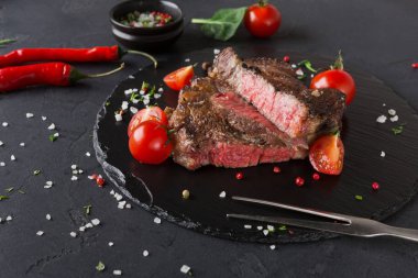 Karanlık plaka, closeup üzerinde nadir kaburga eti