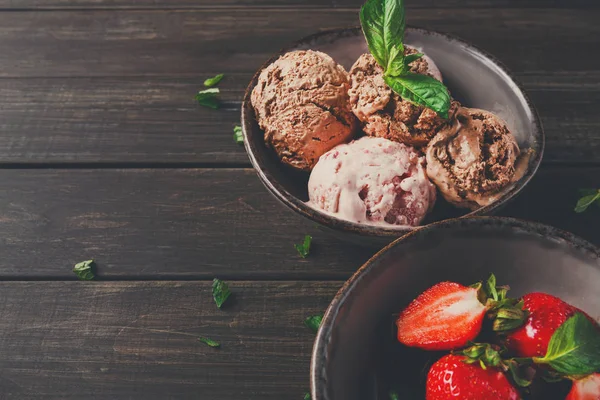 Dondurma ve ahşap üzerine çilek bölümünü