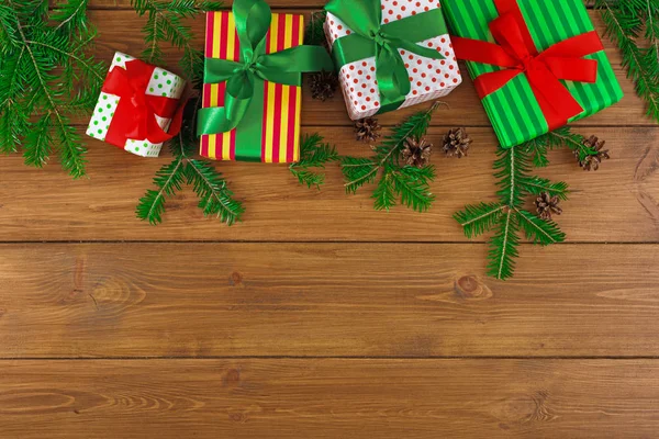 Ahşap arka plan üzerinde herhangi bir tatil için renkli mevcut kutuları