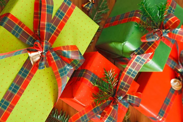 Renkli kağıt modern el yapımı hediyeler kırmızı, yeşil saten şerit yay ile dekore edilmiştir. Kırpma, portre