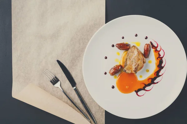 Hígado de ganso asado con frutas dátiles y manzana — Foto de Stock