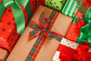 Bir sürü xmas hediye kutuları. Kırpma, portre