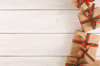 Ahşap arka plan üzerinde herhangi bir tatil için renkli mevcut kutuları