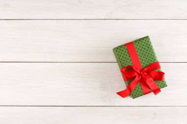 Xmas hediye kutusu beyaz ahşap masa üzerinde. Kopya alanı ile Üstten Görünüm