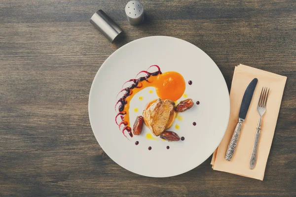 Kavrulmuş kaz ciğeri tarihi meyve ve elma ile