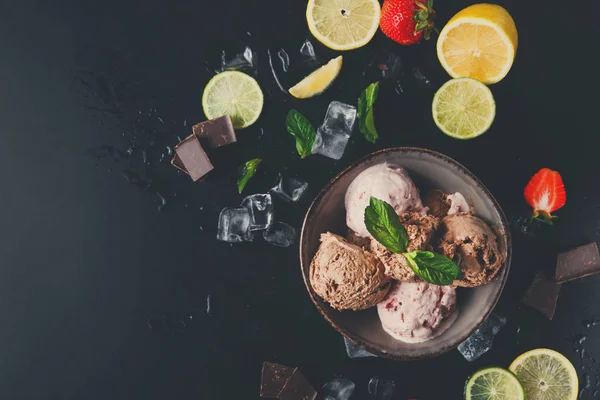 Porção de colheres de sorvete com fruto em preto — Fotografia de Stock