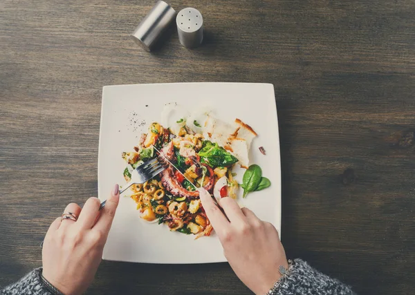Salata sebze ve ahtapot en iyi manzaralı yemek