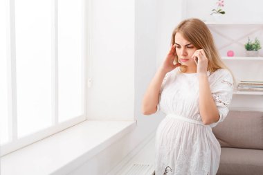 Evet, kopya alanı endişeli hamile kadın.