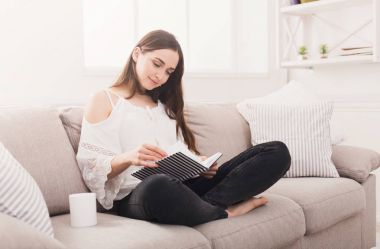 Genç kadın onu notlar okuma