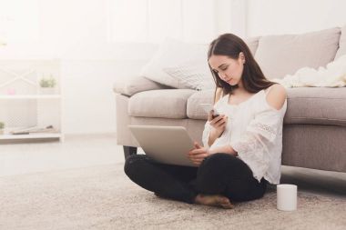 Cep telefonunuzda mesajlaşma bir dizüstü bilgisayar ile kız