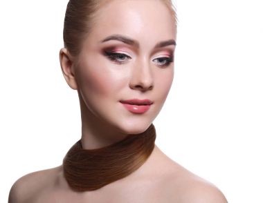 Beyaz arka plan, moda çekim güzellik modeli