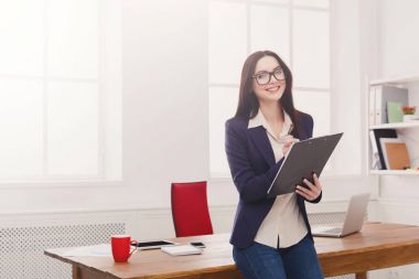 İş kadını ofiste notlar aşağı yazma