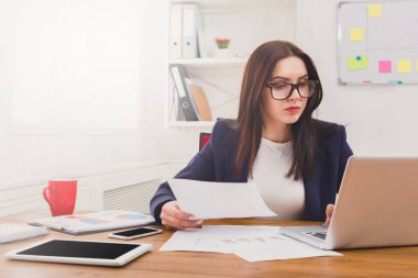 İş kadını okuma belgeyi office masaüstü