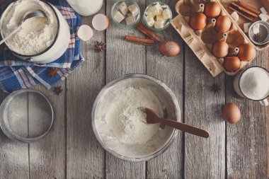 Rustik ahşap arka plan üzerinde fırın malzemeleri