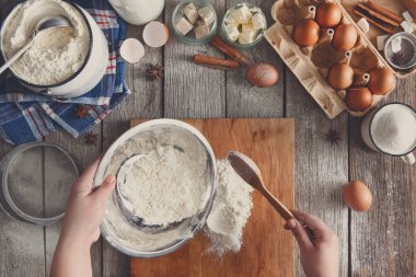 Rustik ahşap zemin üzerine hamur üstten görünüm yapma