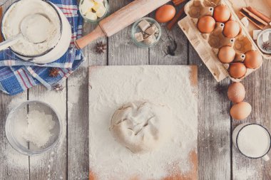 Rustik ahşap zemin üzerine hamur üstten görünüm yapma