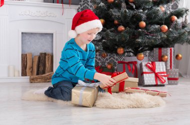 Yakışıklı Santa şapka çıkartıyorum Noel hediyesi