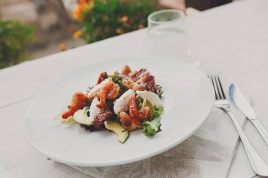 Geleneksel İtalyan deniz ürünleri karides ve mozzarella salatası