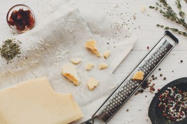 Parmesan parça ile küçük rende ve otlar Üstten Görünüm