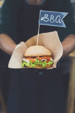 Sokak fast food Festivali, biftek hamburger ile barbekü ızgara