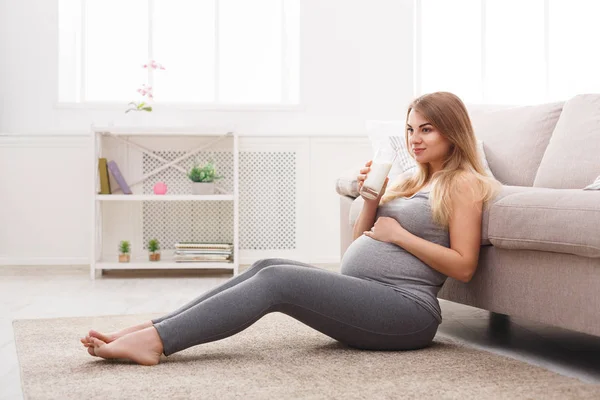 Pregnant woman drinking glass of milk — Stock Photo, Image