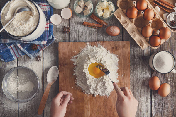 Изготовление теста вид сверху на деревенском фоне дерева
