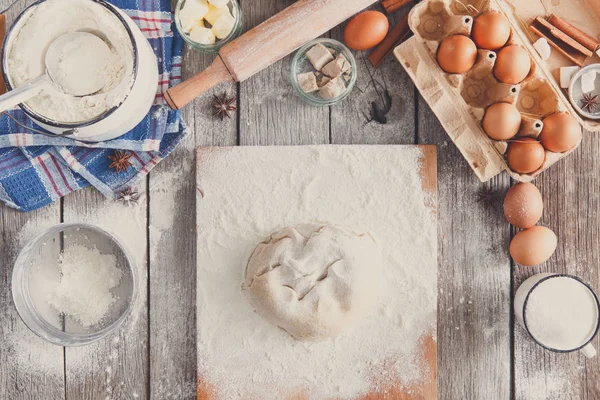 Rustik ahşap zemin üzerine hamur üstten görünüm yapma