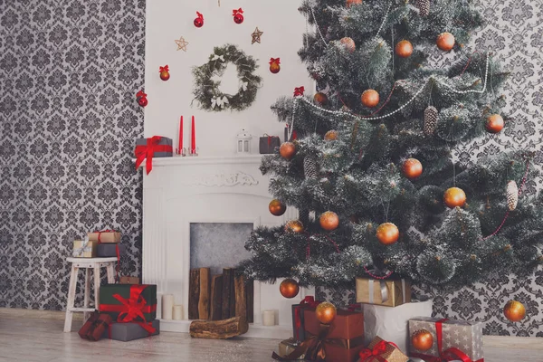 Zdobené vánoční strom v moderním interiéru, dovolená concept — Stock fotografie