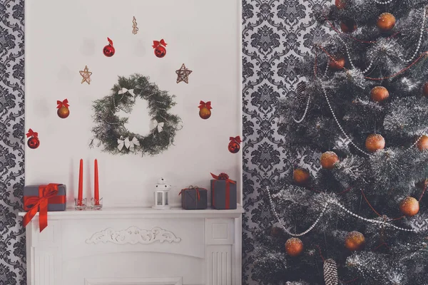 Arbre décoré de Noël dans l'intérieur moderne, concept de vacances — Photo