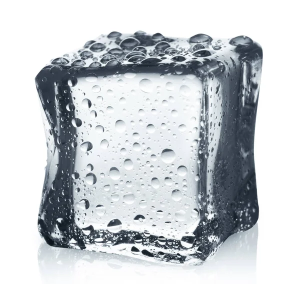 Cubo de hielo transparente con reflexión sobre fondo blanco aislado — Foto de Stock