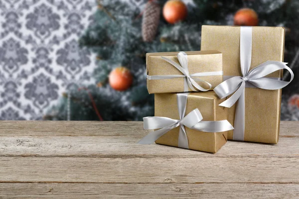 Noel hediyeleri dekore edilmiş ağaç arka planda, tatil kavramı