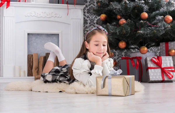 Hermosa niña en el interior de Navidad —  Fotos de Stock