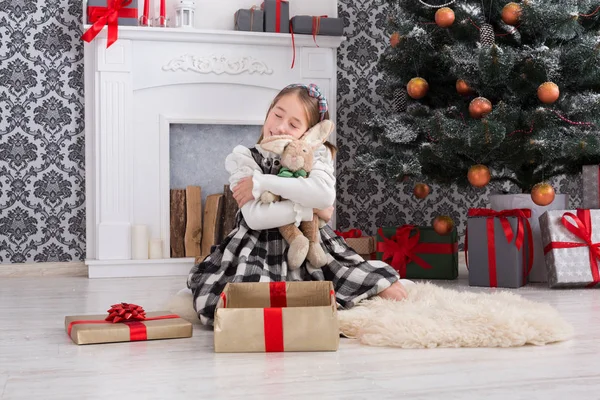 Linda chica feliz con regalos de Navidad de juguete —  Fotos de Stock