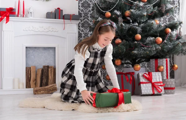 Hermosa chica desenvolver regalos de Navidad —  Fotos de Stock