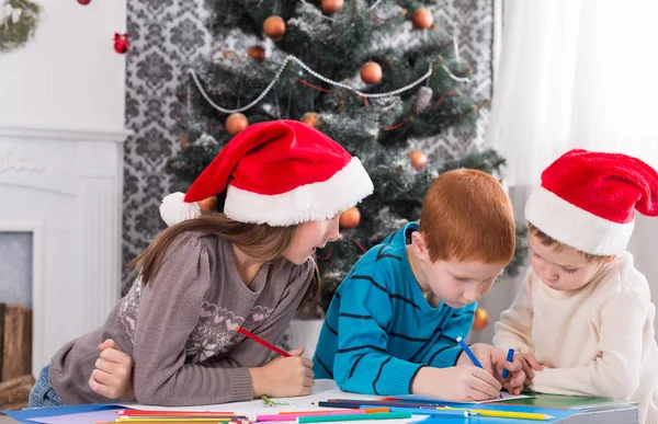 Crianças escrevendo carta para o Papai Noel, esperar pelo Natal — Fotografia de Stock