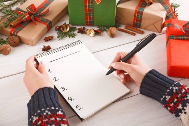 Beyaz ahşap masa arka plan üzerinde Noel dilek listesi