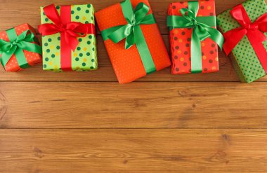 Ahşap arka plan üzerinde herhangi bir tatil için renkli mevcut kutuları