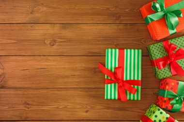 Renkli paketleri yılbaşı, Sevgililer günü veya doğum günü için kırmızı, yeşil şeritler ile sınır. Üstten Görünüm, kopya alanı