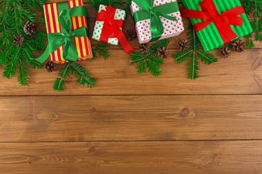 Ahşap arka plan üzerinde herhangi bir tatil için renkli mevcut kutuları