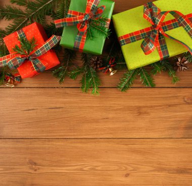 Ahşap arka plan üzerinde herhangi bir tatil için renkli mevcut kutuları