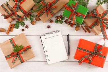 Beyaz ahşap masa arka plan üzerinde Noel dilek listesi