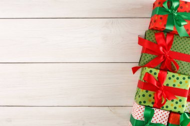 Noel hediye kutuları, ahşap masa arka plan üzerinde Üstten Görünüm.